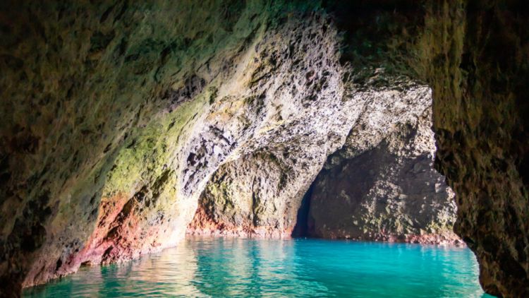 Otaru Blue Cave, salah satu blue cave terkenal yang ada di Hokkaido. Otaru Blue Cave, salah satu blue cave terkenal yang ada di Hokkaido.