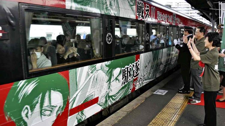 Keberangkatan kereta Attack on Titan di Stasiun Hita Prefektur Oita (Yomiuri Shimbun). Keberangkatan kereta Attack on Titan di Stasiun Hita Prefektur Oita (Yomiuri Shimbun).