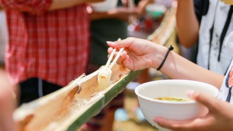 Seru dan lezatnya menyantap somen (Ikidane Nippon).