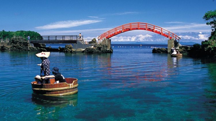 Mencoba perahu bak mandi yang unik (Expats Travel Together). Mencoba perahu bak mandi yang unik (Expats Travel Together).