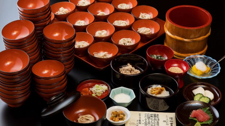 Nikmati kelezatan wanko soba yang ada dalam porsi kecil (wankosoba.jp).