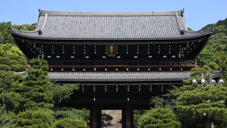 Gerbang Sanmon di Kuil Chionin yang megah (JNTO)