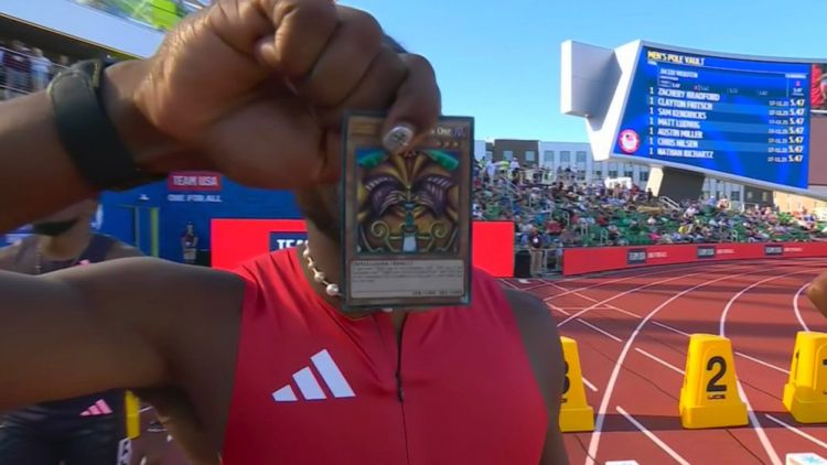 Noah Lyles memegang kartu Exodia the Forbidden One (USA Today).