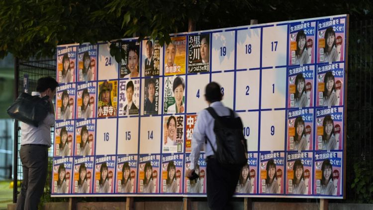 Poster seksual yang memenuhi papan kampanye di daerah Taito (Kyodo News). Poster seksual yang memenuhi papan kampanye di daerah Taito (Kyodo News).