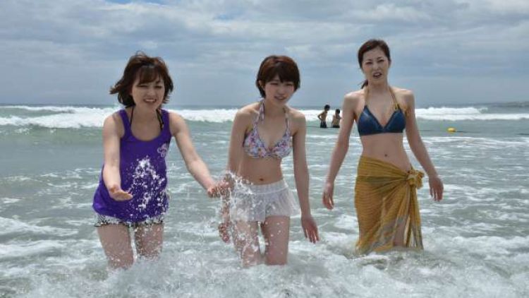 Gadis-gadis bermain air di pantai (Ameba Blog). Gadis-gadis bermain air di pantai (Ameba Blog).