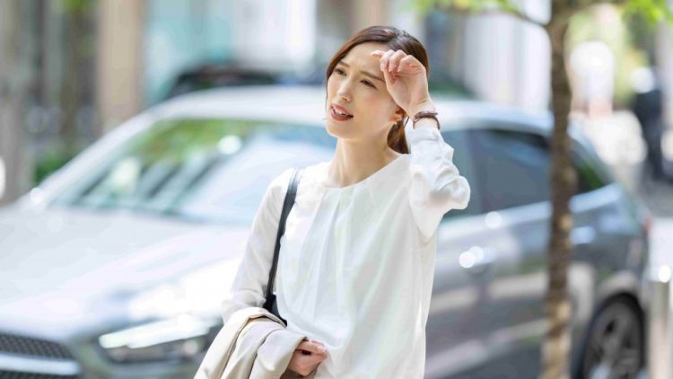 Ilustrasi gadis sedang mengusap keringat (kracie.co.jp). Ilustrasi gadis sedang mengusap keringat (kracie.co.jp).