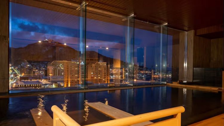 Berendam sambil lihat pemandangan kota (hotels.com). Berendam sambil lihat pemandangan kota (hotels.com).