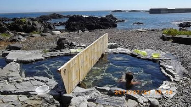 Berendam di air hangat sambil menikmati pemandangan pantai (Wikidata). Berendam di air hangat sambil menikmati pemandangan pantai (Wikidata).