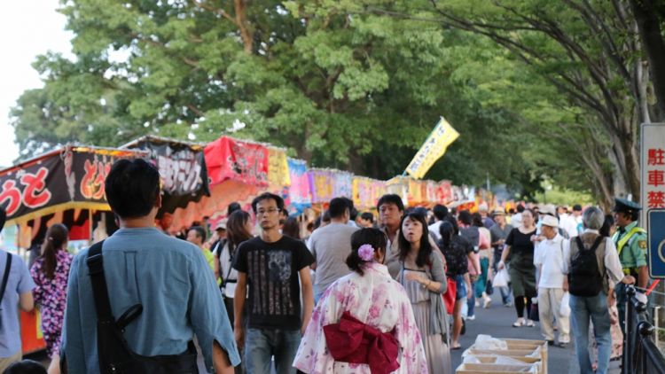 Para pengunjung menantikan festival kembang api di Saitama (Saitama Tourism) Para pengunjung menantikan festival kembang api di Saitama (Saitama Tourism)