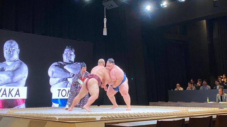 Pertunjukan sumo yang menarik para turis asing di malam hari (Tsuyoshi Kosaka/Mainichi).