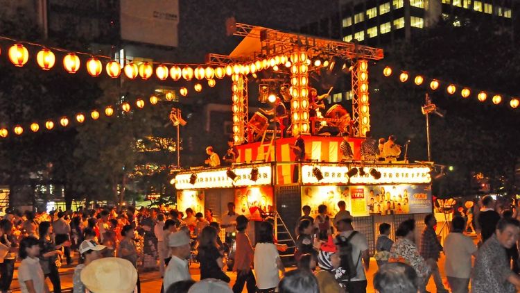 Tarian bon odori yang jadi puncak acara Sapporo Summer Festival (Tokyo MK Global). Tarian bon odori yang jadi puncak acara Sapporo Summer Festival (Tokyo MK Global).