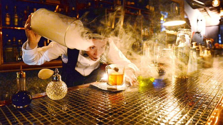 Pesona L'Escamoteur, pesona bar yang antik dan misterius di Kyoto (Mainichi).