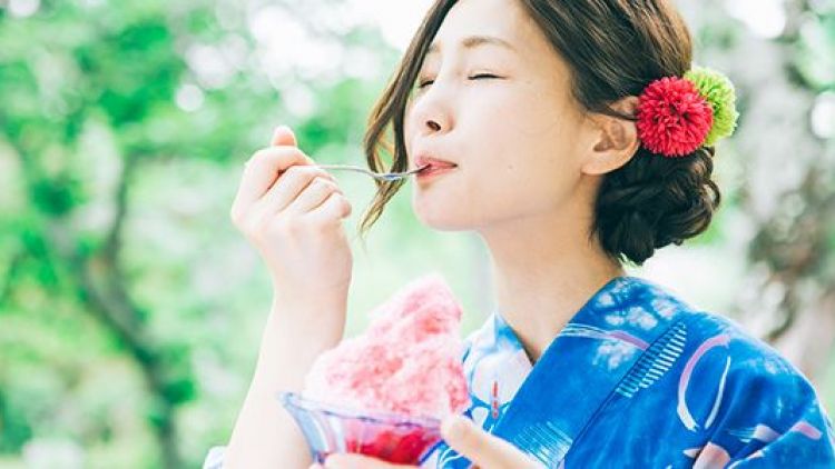 Menyantap lezatnya es serut di tengah musim panas (nippon.com). Menyantap lezatnya es serut di tengah musim panas (nippon.com).