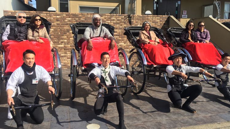 Ada jasa tur keliling kota dengan jinrikisha (Japan Deluxe Tours).