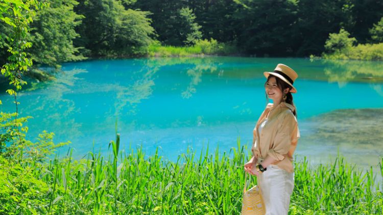 Wisatawan sedang berfoto di salah satu danau Goshikinuma (Urabandai Tourism)