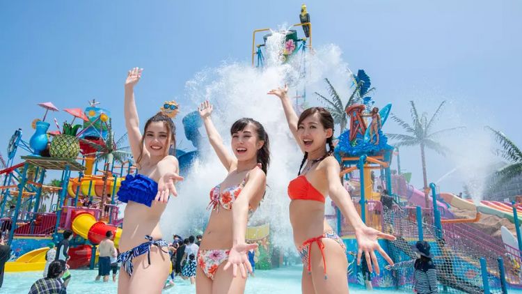Para gadis menikmati musim panas di Nagashima Jumbo Seawater Pool Nagashima Jumbo Seawater Poo