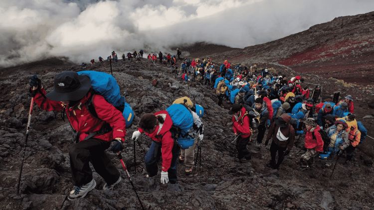 Ilustrasi. Pendakian di Gunung Fuji (David Guttenfelder/National Geographic).