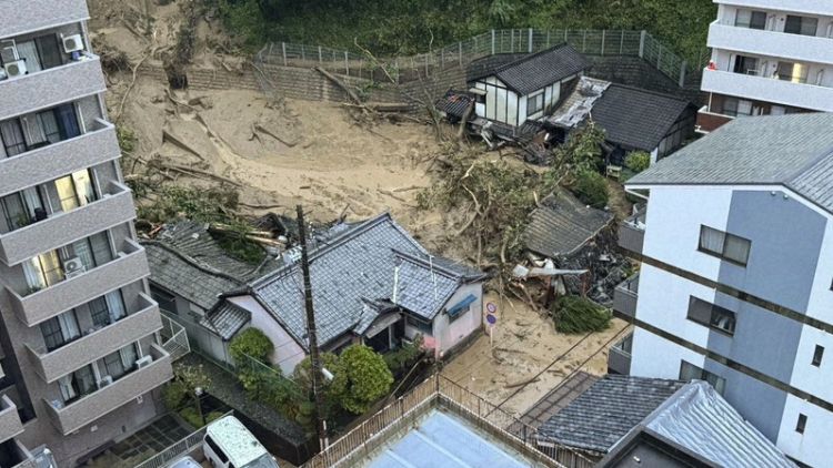 Lumpur akibat longsor di kota Matsuyama telah masuk ke dalam pemukiman penduduk.