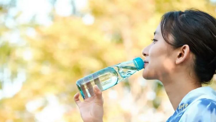 Segarnya minum ramune! (matcha-jp.com).