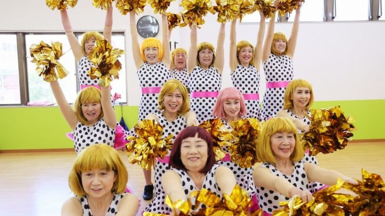 Para lansia dengan keceriaan yang jadi anggota Grand Cheer (Kota Yoshida/Mainichi) Para lansia dengan keceriaan yang jadi anggota Grand Cheer (Kota Yoshida/Mainichi)