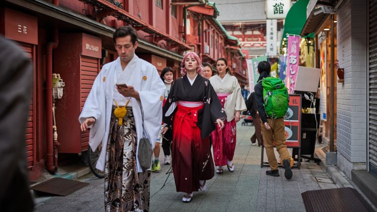 Turis asing berwisata dengan menggunakan kimono (Shoko Takayasu/Bloomberg). Turis asing berwisata dengan menggunakan kimono (Shoko Takayasu/Bloomberg).