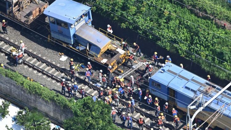 Kecelakaan dua kendaraan pemeliharaan di antara Toyohashi dan Mikawa Anjo (Mainichi Shimbun) Kecelakaan dua kendaraan pemeliharaan di antara Toyohashi dan Mikawa Anjo (Mainichi Shimbun)