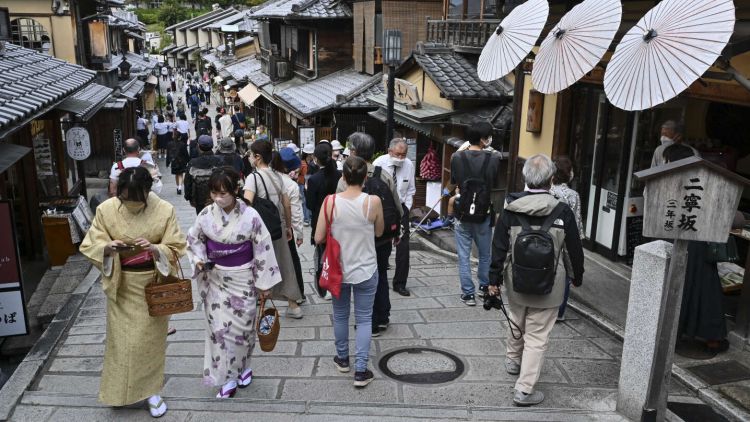 Turis asing yang ada di Kyoto (Richard A. Brooks/AFP via Le Monde). Turis asing yang ada di Kyoto (Richard A. Brooks/AFP via Le Monde).