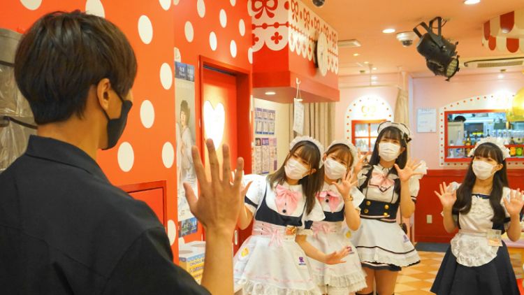 Para maid menyambut tamu di Maidreamin Osaka (Osaka Metro NiNE). Para maid menyambut tamu di Maidreamin Osaka (Osaka Metro NiNE).
