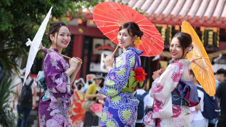 Keliling Okinawa dengan kimono warna-warni yang cantik (Kkday).