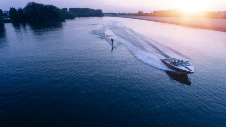 Main selancar air di Danau Myoko (guidable.co).