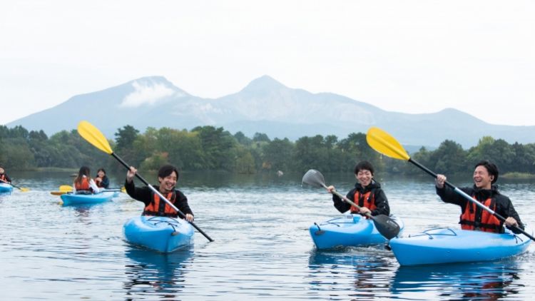 3 orang pemuda sedang bermain kayak di Danau Goshikinuma (Urabandai Tourism)