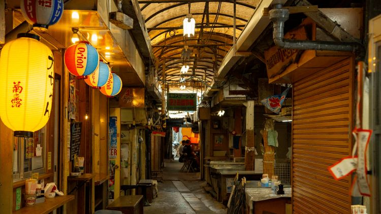 Kawasan Sakaemachi di malam hari (Visit Okinawa Japan). Kawasan Sakaemachi di malam hari (Visit Okinawa Japan).