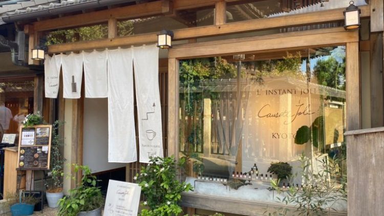 Poles kukumu dengan nail art yang terinspirasi dari keindahan budaya Jepang di Causette Joli. Poles kukumu dengan nail art yang terinspirasi dari keindahan budaya Jepang di Causette Joli.