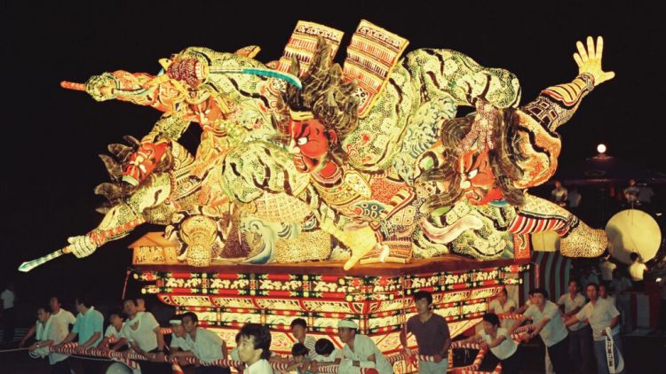 Kendaraan hias raksasa yang memenuhi rute parade Hirosaki Neputa Festival. Kendaraan hias raksasa yang memenuhi rute parade Hirosaki Neputa Festival.