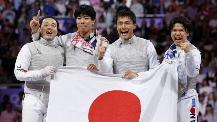 Keempat pemain anggar putra beregu dari Jepang saat merayakan kemenangannya. Keempat pemain anggar putra beregu dari Jepang saat merayakan kemenangannya.