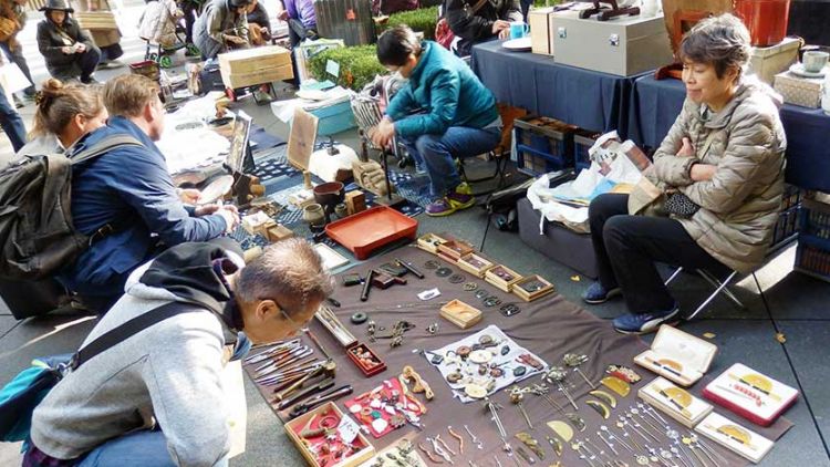 Melihat barang-barang antik yang ada di Oedo Antique Market (Japan Experience). Melihat barang-barang antik yang ada di Oedo Antique Market (Japan Experience).