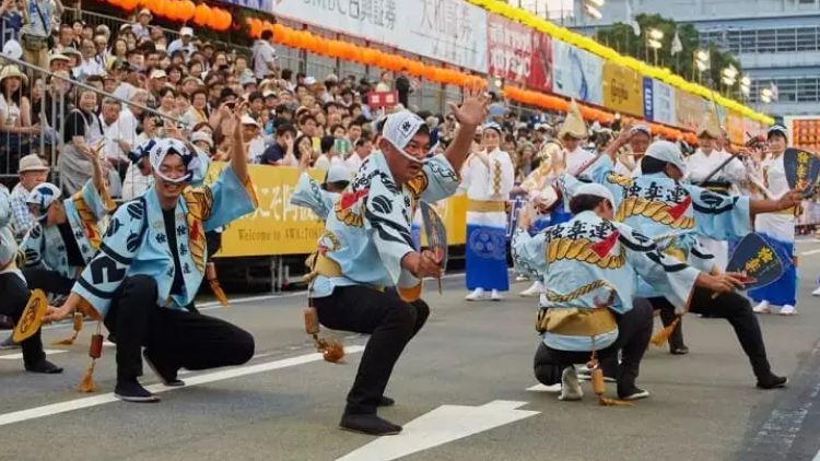 Warna-warni kostum tarian Awa Odori dengan gerakan yang menarik (JNTO via matcha-jp.com). Warna-warni kostum tarian Awa Odori dengan gerakan yang menarik (JNTO via matcha-jp.com).