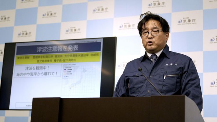 Salah satu pejabat Badan Meteorologi Jepang dalam konferensi pers setelah gempa bumi Miyazaki (Kyodo