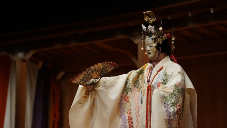 Kostum dalam pertunjukan Noh Hagoromo (Kanze Noh Theater) Tokyo Ginza Noh week 2024