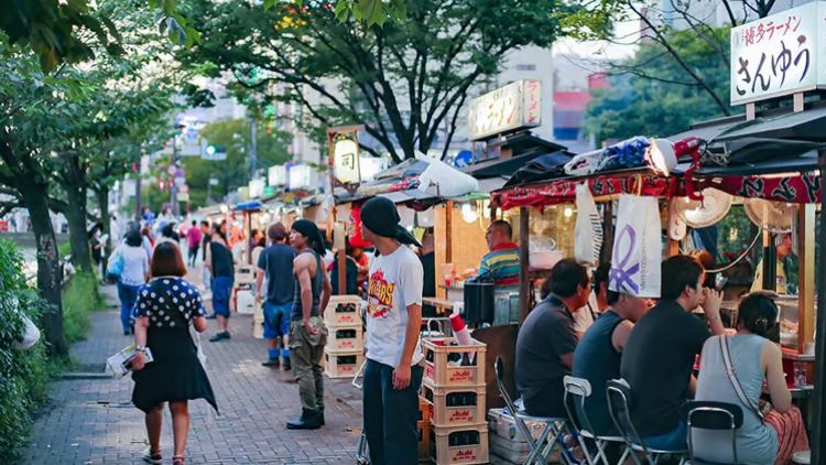 Kedai kaki lima di sepanjang Sungai Nakagawa yang mulai dipadati saat malam menjelang (mystays.com).