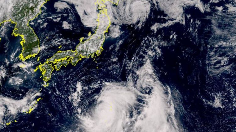 Foto satelit Topan Ampil yang bergerak mendekati Jepang.