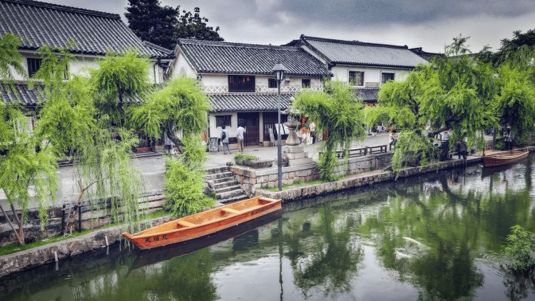 Kanal Kurashiki dengan pemandangan bangunan desa.