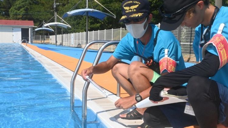 Pengukuran suhu air kolam renang umum di Oita (Taiki Yamaguchi/Mainichi). Pengukuran suhu air kolam renang umum di Oita (Taiki Yamaguchi/Mainichi).