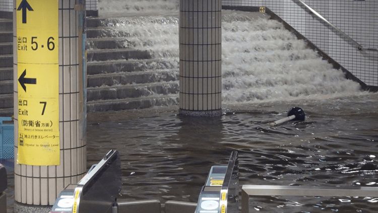 Banjir di area stasiun bawah tanah Ichigaya,Tokyo