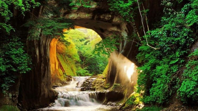 Sinar Matahari memancar melalui mulut Goa Kameiwa Sinar Matahari memancar melalui mulut Goa Kameiwa