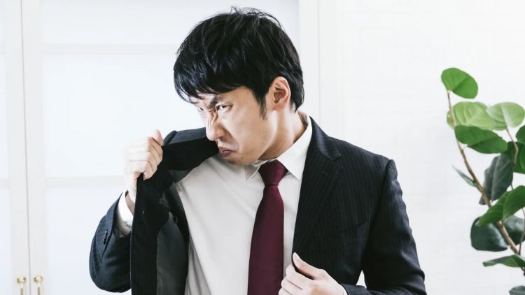 Ilustrasi. Orang mencium bau ketiak (Pakutaso).