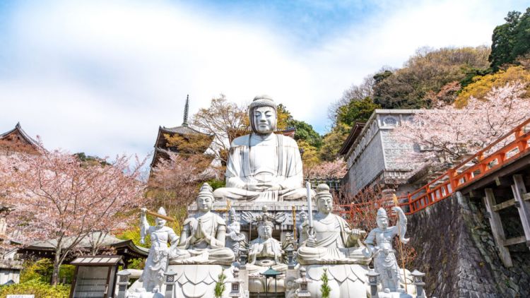 Patung-patung dari India sebagai ucapan terima kasih.