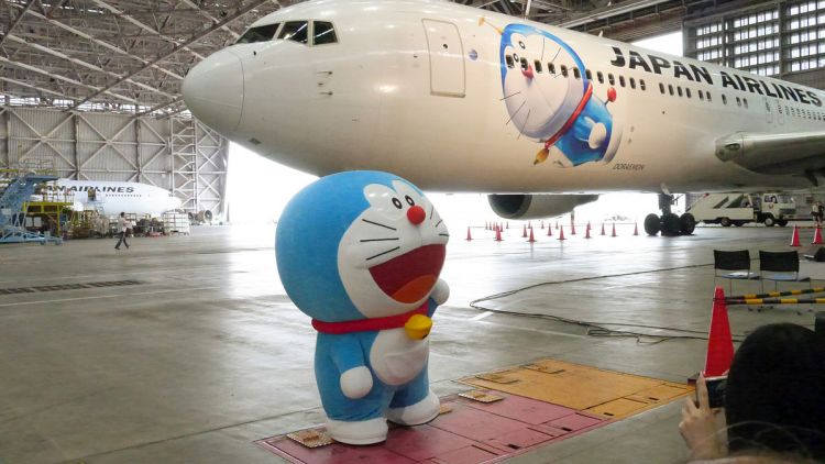 Boeing 767-300 dicat dengan menampilkan karakter Doraemon Boeing 767-300 dicat dengan menampilkan karakter Doraemon