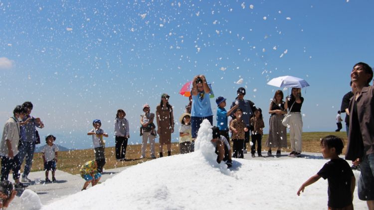 Salju buatan menghibur para pengunjung di tengah musim panas yang terik di Unpenji Summit Park Unpenji Summit Par