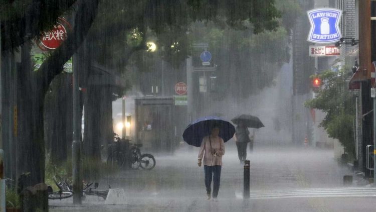 Hujan lebat di Miyazaki pada Rabu (28/08) pagi akibat Topan Shanshan (Yomiuri Shimbun). Hujan lebat di Miyazaki pada Rabu (28/08) pagi akibat Topan Shanshan (Yomiuri Shimbun).
